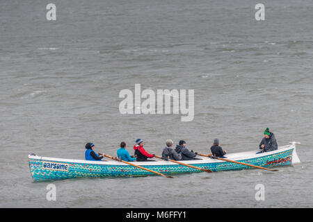 UK Wetter - Appledore Damen Gig Crew trotzen dem Kabbeligen Bedingungen auf dem Fluss Torridge nach Sturm Emma in North Devon. Stockfoto