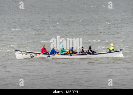 UK Wetter - Appledore Damen Gig Crew trotzen dem Kabbeligen Bedingungen auf dem Fluss Torridge nach Sturm Emma in North Devon. Stockfoto