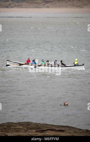 UK Wetter - Appledore Damen Gig Crew trotzen dem Kabbeligen Bedingungen auf dem Fluss Torridge nach Sturm Emma in North Devon. Stockfoto