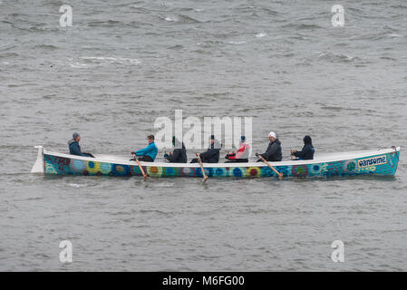 UK Wetter - Appledore Damen Gig Crew trotzen dem Kabbeligen Bedingungen auf dem Fluss Torridge nach Sturm Emma in North Devon. Stockfoto