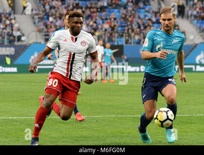 SAO PETERSBURGO, MO - 03.03.2018: ZENIT X AMKAR - Russland. St. Petersburg. März 3, 2018. Spieler Aarón Samuel Olanare AMKAR und ZENIT Branislav Ivanovic (von links nach rechts) in einem Spiel der Russischen Fußball-Europameisterschaft zwischen der Zenit Teams (St. Petersburg) und Amkar (Perm). (Foto: Andrey Pronin/Fotoarena) Stockfoto