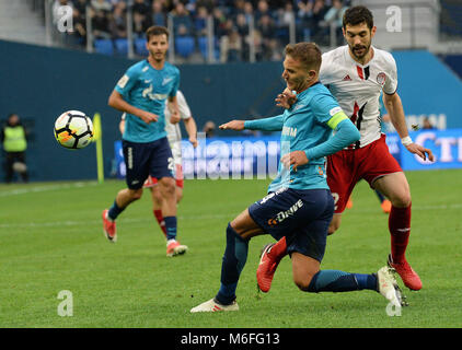 SAO PETERSBURGO, MO - 03.03.2018: ZENIT X AMKAR - Russland. Sankt Petersburg. März 3, 2018. Spieler "Zenit&q Domenico criscito cco und & quotar" Alexandxander Mer Milkovich (von links nach rechts) in der Russfootball cha championship Match zwischen den Teams "Zenit&qu (St. Peteretersburg) und "A&qmp; quot;(Perm). (Foto: Andrey Pronin/Fotoarena) Stockfoto