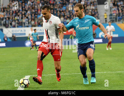 SAO PETERSBURGO, MO - 03.03.2018: ZENIT X AMKAR - Russland. St. Petersburg. März 3, 2018. Spieler Felisio AMKAR Brown Forbes und ZENIT Branislav Ivanovic (von links nach rechts) in einem Spiel der Russischen Fußball-Europameisterschaft zwischen der Zenit Teams (St. Petersburg) und Amkar (Perm). (Foto: Andrey Pronin/Fotoarena) Stockfoto