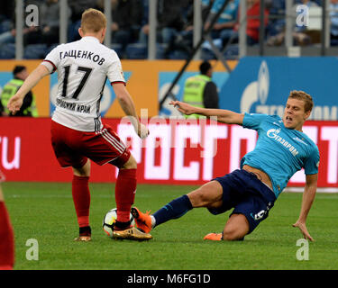 SAO PETERSBURGO, MO - 03.03.2018: ZENIT X AMKAR - Russland. St. Petersburg. März 3, 2018. Spieler AMKAR Michail Gashchenkov und ZENIT Alexander Kokorin (von links nach rechts) in einem Spiel der Russischen Fußball-Europameisterschaft zwischen der Zenit Teams (St. Petersburg) und Amkar (Perm). (Foto: Andrey Pronin/Fotoarena) Stockfoto