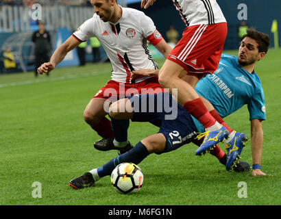 SAO PETERSBURGO, MO - 03.03.2018: ZENIT X AMKAR - Russland. St. Petersburg. März 3, 2018. Spieler AMKAR Petar Zanev und ZENIT Magomed Ozdoyev (von links nach rechts) in einem Spiel der Russischen Fußball-Europameisterschaft zwischen der Zenit Teams (St. Petersburg) und Amkar (Perm). (Foto: Andrey Pronin/Fotoarena) Stockfoto