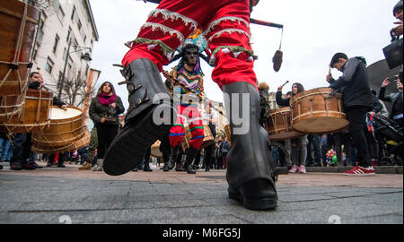 Benalmádena, Spanien. 3. März, 2018. Zwei Boteiros, einen traditionellen, spanischen Maske von Viana do Bolo (Ourense, Galizien, Spanien), Tanz während Mazcaraes d'Iviernu, einer iberischen Maske Festival am 3. März in Gijón, Asturien, Spanien 2018 gefeiert. Iberischen Masken oder Winter Masken sind traditionelle Feste der Stadt von Portugal und Spanien zum keltischen Kulten, wo die Menschen mit Masken, Felle und Lumpen getarnt sind miteinander verknüpft. © David Gato/Alamy leben Nachrichten Stockfoto