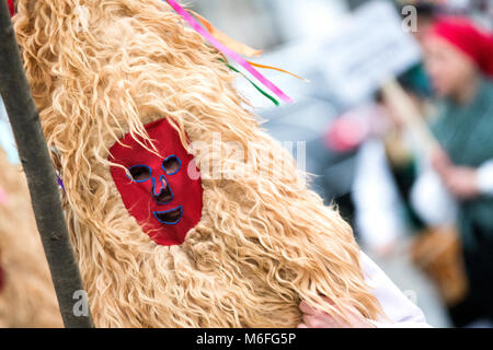 Benalmádena, Spanien. 3. März, 2018. Ein sidro, eine traditionelle Maske von Valdesoto (Asturien, Spanien), Wanderungen während Mazcaraes d'Iviernu, einer iberischen Maske Festival am 3. März in Gijón, Asturien, Spanien 2018 gefeiert. Iberischen Masken oder Winter Masken sind traditionelle Feste der Stadt von Portugal und Spanien zum keltischen Kulten, wo die Menschen mit Masken, Felle und Lumpen getarnt sind miteinander verknüpft. © David Gato/Alamy leben Nachrichten Stockfoto