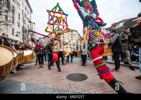 Benalmádena, Spanien. 3. März, 2018. Zwei Boteiros, einen traditionellen, spanischen Maske von Viana do Bolo (Ourense, Galizien, Spanien), Tanz während Mazcaraes d'Iviernu, einer iberischen Maske Festival am 3. März in Gijón, Asturien, Spanien 2018 gefeiert. Iberischen Masken oder Winter Masken sind traditionelle Feste der Stadt von Portugal und Spanien zum keltischen Kulten, wo die Menschen mit Masken, Felle und Lumpen getarnt sind miteinander verknüpft. © David Gato/Alamy leben Nachrichten Stockfoto