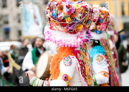 Benalmádena, Spanien. 3. März, 2018. Madamas e Galans, einem Spanischen typische Maske von Entoido de Cobres (Pontevedra, Galicien, Spanien) Tanz während Mazcaraes d'Iviernu, einer iberischen Maske Festival am 3. März in Gijón, Asturien, Spanien 2018 gefeiert. Iberischen Masken oder Winter Masken sind traditionelle Feste der Stadt von Portugal und Spanien zum keltischen Kulten, wo die Menschen mit Masken, Felle und Lumpen getarnt sind miteinander verknüpft. © David Gato/Alamy leben Nachrichten Stockfoto