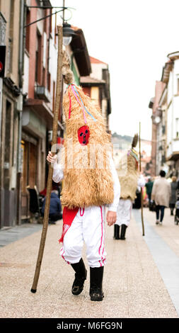 Benalmádena, Spanien. 3. März, 2018. Ein sidro, eine traditionelle Maske von Valdesoto (Asturien, Spanien), Wanderungen während Mazcaraes d'Iviernu, einer iberischen Maske Festival am 3. März in Gijón, Asturien, Spanien 2018 gefeiert. Iberischen Masken oder Winter Masken sind traditionelle Feste der Stadt von Portugal und Spanien zum keltischen Kulten, wo die Menschen mit Masken, Felle und Lumpen getarnt sind miteinander verknüpft. © David Gato/Alamy leben Nachrichten Stockfoto