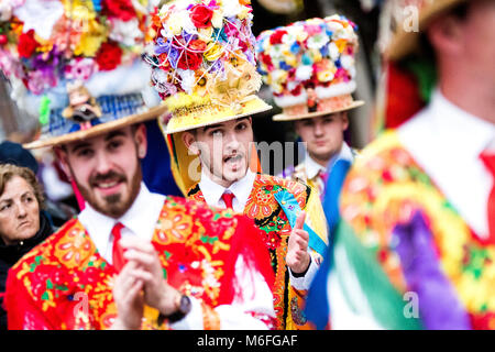 Benalmádena, Spanien. 3. März, 2018. Madamas e Galans, einem Spanischen typische Maske von Entoido de Cobres (Pontevedra, Galicien, Spanien) Tanz während Mazcaraes d'Iviernu, einer iberischen Maske Festival am 3. März in Gijón, Asturien, Spanien 2018 gefeiert. Iberischen Masken oder Winter Masken sind traditionelle Feste der Stadt von Portugal und Spanien zum keltischen Kulten, wo die Menschen mit Masken, Felle und Lumpen getarnt sind miteinander verknüpft. © David Gato/Alamy leben Nachrichten Stockfoto