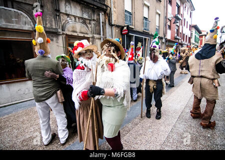 Benalmádena, Spanien. 3. März, 2018. Mazcaritos de Rozaes, eine spanische traditionelle Maske von Villaviciosa (Asturien, Spanien), Tanz während Mazcaraes d'Iviernu, einer iberischen Maske Festival feierte am 3. März in Gijón, Asturien, Spanien 2018. Iberischen Masken oder Winter Masken sind traditionelle Feste der Stadt von Portugal und Spanien zum keltischen Kulten, wo die Menschen mit Masken, Felle und Lumpen getarnt sind miteinander verknüpft. © David Gato/Alamy leben Nachrichten Stockfoto