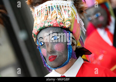 Benalmádena, Spanien. 3. März, 2018. Wie Bonitas, einem Spanischen typische Maske aus Sande (Ourense, Galizien, Spanien), während Mazcaraes d'Iviernu, einer iberischen Maske Festival feierte am 3. März in Gijón, Asturien, Spanien 2018. Iberischen Masken oder Winter Masken sind traditionelle Feste der Stadt von Portugal und Spanien zum keltischen Kulten, wo die Menschen mit Masken, Felle und Lumpen getarnt sind miteinander verknüpft. © David Gato/Alamy leben Nachrichten Stockfoto