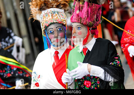 Benalmádena, Spanien. 3. März, 2018. Wie Bonitas, einem Spanischen typische Maske aus Sande (Ourense, Galizien, Spanien), während Mazcaraes d'Iviernu, einer iberischen Maske Festival feierte am 3. März in Gijón, Asturien, Spanien 2018. Iberischen Masken oder Winter Masken sind traditionelle Feste der Stadt von Portugal und Spanien zum keltischen Kulten, wo die Menschen mit Masken, Felle und Lumpen getarnt sind miteinander verknüpft. © David Gato/Alamy leben Nachrichten Stockfoto