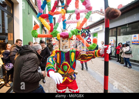 Benalmádena, Spanien. 3. März, 2018. Eine Boteiro, einen traditionellen, spanischen Maske von Viana do Bolo (Ourense, Galizien, Spanien), während Mazcaraes d'Iviernu, einer iberischen Maske Festival am 3. März in Gijón, Asturien, Spanien 2018 gefeiert. Iberischen Masken oder Winter Masken sind traditionelle Feste der Stadt von Portugal und Spanien zum keltischen Kulten, wo die Menschen mit Masken, Felle und Lumpen getarnt sind miteinander verknüpft. © David Gato/Alamy leben Nachrichten Stockfoto