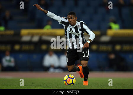 3. März 2018, Stadio Olimpico, Rom, Italien; Serie A Fußball, Lazio gegen Juventus, Douglas Costa von Juventus Turin steuert die Kugel Credit: Giampiero Sposito/Alamy Live Neue Stockfoto