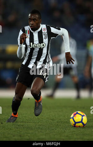 3. März 2018, Stadio Olimpico, Rom, Italien; Serie A Fußball, Lazio gegen Juventus Turin; Blaise Matuidi von Juventus Turin steuert die Kugel Credit: Giampiero Sposito/Alamy Live Neue Stockfoto