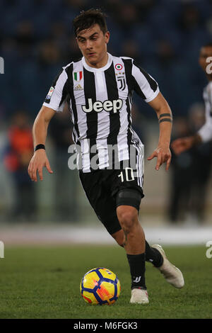 3. März 2018, Stadio Olimpico, Rom, Italien; Serie A Fußball, Lazio gegen Juventus Turin; Paulo Dybala von Juventus Turin steuert die Kugel Credit: Giampiero Sposito/Alamy Live Neue Stockfoto