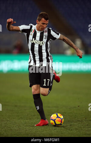 3. März 2018, Stadio Olimpico, Rom, Italien; Serie A Fußball, Lazio gegen Juventus Turin; Mario Mandzukic von Juventus Turin steuert die Kugel Credit: Giampiero Sposito/Alamy Live Neue Stockfoto