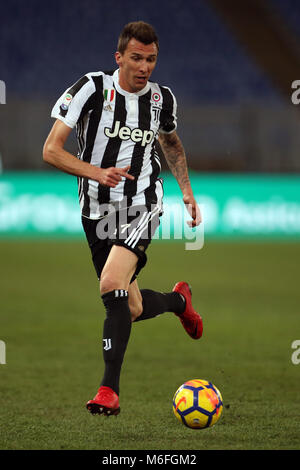 3. März 2018, Stadio Olimpico, Rom, Italien; Serie A Fußball, Lazio gegen Juventus Turin; Mario Mandzukic von Juventus Turin steuert die Kugel Credit: Giampiero Sposito/Alamy Live Neue Stockfoto