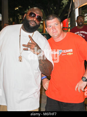 MIAMI GARDENS, FL - 12. SEPTEMBER: Rick Ross kommt an der orange Teppich nur zu bezeugen, die Miami Dolphins erhalten nationale TV zerkleinert, wie sie Lose ein weiteres Saisonauftakt zu den New England Patriots 38-24 von Sun Life Stadium. Sogar eine der Mannschaften Eigentümer Jennifer Lopez nicht einmal zeigen sich für die Monday Night Football Spiel vielleicht hat Sie etwas, das wir gekauft und wollte nicht Ihre Zeit zu verschwenden. Am 12. September 2011 in Miami, Florida Personen: Rick Ross Stockfoto