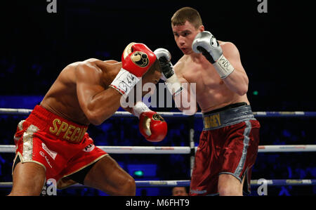 Sheffield, Großbritannien. 3. März, 2018. Kell Brook (Rot & Gold Shorts) gewinnt über Sergey Rabchenko (Kastanienbraun & Silber Shorts) für den WBC Silber Super-Welterweight Titel Wettbewerb auf der Matchroom Boxen zeigen an FlyDSA Arena, Sheffield Bild von Stephen Gaunt/Alamy Live News 03/03/2018 Stockfoto