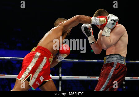 Sheffield, Großbritannien. 3. März, 2018. Kell Brook (Rot & Gold Shorts) gewinnt über Sergey Rabchenko (Kastanienbraun & Silber Shorts) für den WBC Silber Super-Welterweight Titel Wettbewerb auf der Matchroom Boxen zeigen an FlyDSA Arena, Sheffield Bild von Stephen Gaunt/Alamy Live News 03/03/2018 Stockfoto