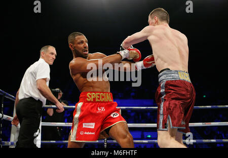 Sheffield, Großbritannien. 3. März, 2018. Kell Brook (Rot & Gold Shorts) gewinnt über Sergey Rabchenko (Kastanienbraun & Silber Shorts) für den WBC Silber Super-Welterweight Titel Wettbewerb auf der Matchroom Boxen zeigen an FlyDSA Arena, Sheffield Bild von Stephen Gaunt/Alamy Live News 03/03/2018 Stockfoto