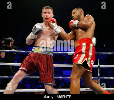 Sheffield, Großbritannien. 3. März, 2018. Kell Brook (Rot & Gold Shorts) gewinnt über Sergey Rabchenko (Kastanienbraun & Silber Shorts) für den WBC Silber Super-Welterweight Titel Wettbewerb auf der Matchroom Boxen zeigen an FlyDSA Arena, Sheffield Bild von Stephen Gaunt/Alamy Live News 03/03/2018 Stockfoto