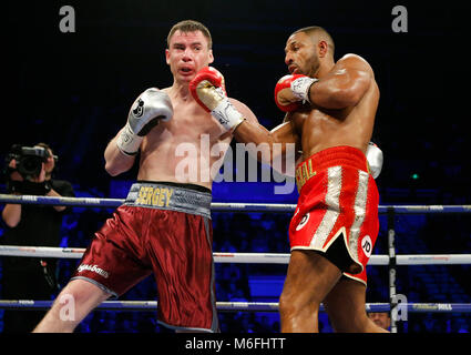 Sheffield, Großbritannien. 3. März, 2018. Kell Brook (Rot & Gold Shorts) gewinnt über Sergey Rabchenko (Kastanienbraun & Silber Shorts) für den WBC Silber Super-Welterweight Titel Wettbewerb auf der Matchroom Boxen zeigen an FlyDSA Arena, Sheffield Bild von Stephen Gaunt/Alamy Live News 03/03/2018 Stockfoto