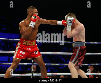 Sheffield, Großbritannien. 3. März, 2018. Kell Brook (Rot & Gold Shorts) gewinnt über Sergey Rabchenko (Kastanienbraun & Silber Shorts) für den WBC Silber Super-Welterweight Titel Wettbewerb auf der Matchroom Boxen zeigen an FlyDSA Arena, Sheffield Bild von Stephen Gaunt/Alamy Live News 03/03/2018 Stockfoto