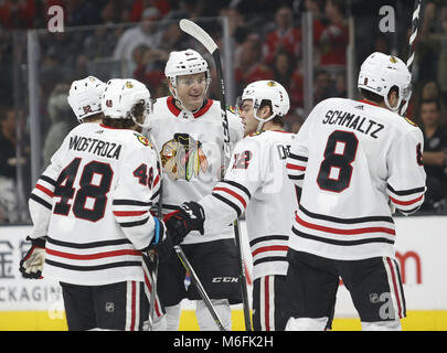 Los Angeles, Kalifornien, USA. 3 Mär, 2018. Chicago Blackhawks Spieler feiern ihr Ziel gegen Los Angeles Kings während einer 2017-2018 NHL Hockey Spiel in Los Angeles am 3. März 2018. Die Blackhawks gewann 5-3. Credit: Ringo Chiu/ZUMA Draht/Alamy leben Nachrichten Stockfoto