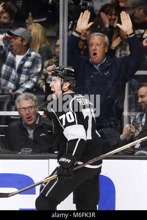 Los Angeles, Kalifornien, USA. 3 Mär, 2018. Los Angeles Kings' vorwärts Tanner Pearson (70) feiert sein Tor gegen Chicago Blackhawks während einer 2017-2018 NHL Hockey Spiel in Los Angeles am 3. März 2018. Die Blackhawks gewann 5-3. Credit: Ringo Chiu/ZUMA Draht/Alamy leben Nachrichten Stockfoto