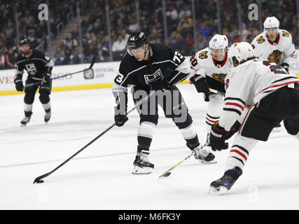 Los Angeles, Kalifornien, USA. 3 Mär, 2018. Los Angeles Kings' freuen Tyler Toffoli (73) steuert den Puck gegen die Chicago Blackhawks während einer 2017-2018 NHL Hockey Spiel in Los Angeles am 3. März 2018. Die Blackhawks gewann 5-3. Credit: Ringo Chiu/ZUMA Draht/Alamy leben Nachrichten Stockfoto