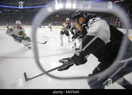 Los Angeles, Kalifornien, USA. 3 Mär, 2018. Los Angeles Kings' vorwärts Dustin Brown (23) steuert den Puck gegen die Chicago Blackhawks während einer 2017-2018 NHL Hockey Spiel in Los Angeles am 3. März 2018. Die Blackhawks gewann 5-3. Credit: Ringo Chiu/ZUMA Draht/Alamy leben Nachrichten Stockfoto