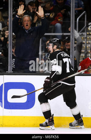 Los Angeles, Kalifornien, USA. 3 Mär, 2018. Los Angeles Kings' vorwärts Tanner Pearson (70) feiert sein Tor gegen Chicago Blackhawks während einer 2017-2018 NHL Hockey Spiel in Los Angeles am 3. März 2018. Die Blackhawks gewann 5-3. Credit: Ringo Chiu/ZUMA Draht/Alamy leben Nachrichten Stockfoto