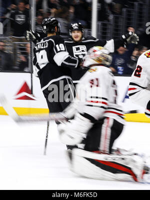 Los Angeles, Kalifornien, USA. 3 Mär, 2018. Los Angeles Kings Spieler feiern ihr Ziel gegen Chicago Blackhawks während einer 2017-2018 NHL Hockey Spiel in Los Angeles am 3. März 2018. Die Blackhawks gewann 5-3. Credit: Ringo Chiu/ZUMA Draht/Alamy leben Nachrichten Stockfoto