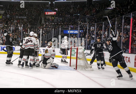 Los Angeles, Kalifornien, USA. 3 Mär, 2018. Los Angeles Kings Spieler feiern ihr Ziel gegen Chicago Blackhawks während einer 2017-2018 NHL Hockey Spiel in Los Angeles am 3. März 2018. Die Blackhawks gewann 5-3. Credit: Ringo Chiu/ZUMA Draht/Alamy leben Nachrichten Stockfoto