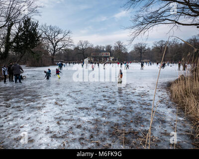 Dresden, Deutschland. 3. März, 2018. Menschen und Familien genießen die Gelegenheit, auf dem gefrorenen Carolasee Anfang März iceskate in Dresden, Sachsen, Deutschland Bild: Krino/Alamy leben Nachrichten Stockfoto