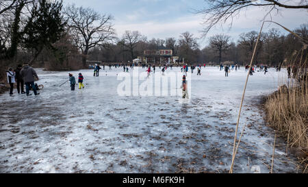 Dresden, Deutschland. 3. März, 2018. Menschen und Familien genießen die Gelegenheit, auf dem gefrorenen Carolasee Anfang März iceskate in Dresden, Sachsen, Deutschland Bild: Krino/Alamy leben Nachrichten Stockfoto