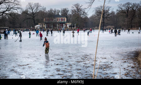 Dresden, Deutschland. 3. März, 2018. Menschen und Familien genießen die Gelegenheit, auf dem gefrorenen Carolasee Anfang März iceskate in Dresden, Sachsen, Deutschland Bild: Krino/Alamy leben Nachrichten Stockfoto