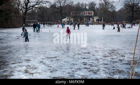 Dresden, Deutschland. 3. März, 2018. Menschen und Familien genießen die Gelegenheit, auf dem gefrorenen Carolasee Anfang März iceskate in Dresden, Sachsen, Deutschland Bild: Krino/Alamy leben Nachrichten Stockfoto