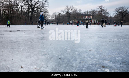 Dresden, Deutschland. 3. März, 2018. Menschen und Familien genießen die Gelegenheit, auf dem gefrorenen Carolasee Anfang März iceskate in Dresden, Sachsen, Deutschland Bild: Krino/Alamy leben Nachrichten Stockfoto