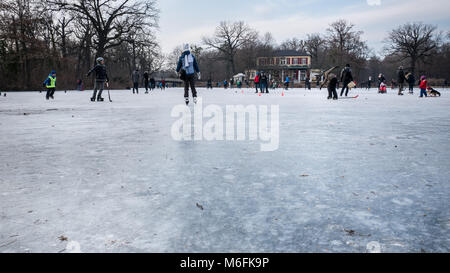 Dresden, Deutschland. 3. März, 2018. Menschen und Familien genießen die Gelegenheit, auf dem gefrorenen Carolasee Anfang März iceskate in Dresden, Sachsen, Deutschland Bild: Krino/Alamy leben Nachrichten Stockfoto