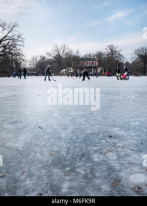 Dresden, Deutschland. 3. März, 2018. Menschen und Familien genießen die Gelegenheit, auf dem gefrorenen Carolasee Anfang März iceskate in Dresden, Sachsen, Deutschland Bild: Krino/Alamy leben Nachrichten Stockfoto