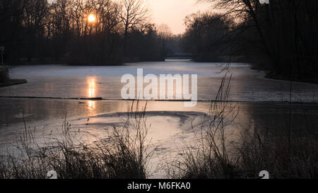 Dresden, Deutschland. 3. März, 2018. Winter Sonnenaufgang über Carolasee im Großen Garten/ Grand Garden in Dresden, Sachsen, Deutschland Bild: Krino/Alamy leben Nachrichten Stockfoto