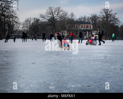 Dresden, Deutschland. 3. März, 2018. Menschen und Familien genießen die Gelegenheit, auf dem gefrorenen Carolasee Anfang März iceskate in Dresden, Sachsen, Deutschland Bild: Krino/Alamy leben Nachrichten Stockfoto