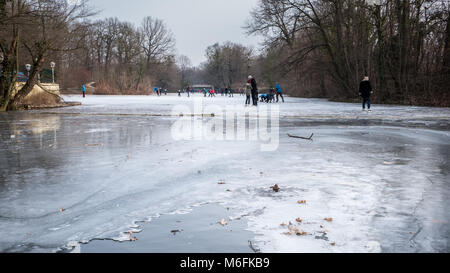 Dresden, Deutschland. 3. März, 2018. Menschen und Familien genießen die Gelegenheit, auf dem gefrorenen Carolasee Anfang März iceskate in Dresden, Sachsen, Deutschland Bild: Krino/Alamy leben Nachrichten Stockfoto