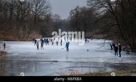 Dresden, Deutschland. 3. März, 2018. Menschen und Familien genießen die Gelegenheit, auf dem gefrorenen Carolasee Anfang März iceskate in Dresden, Sachsen, Deutschland Bild: Krino/Alamy leben Nachrichten Stockfoto