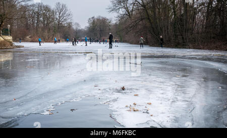 Dresden, Deutschland. 3. März, 2018. Menschen und Familien genießen die Gelegenheit, auf dem gefrorenen Carolasee Anfang März iceskate in Dresden, Sachsen, Deutschland Bild: Krino/Alamy leben Nachrichten Stockfoto